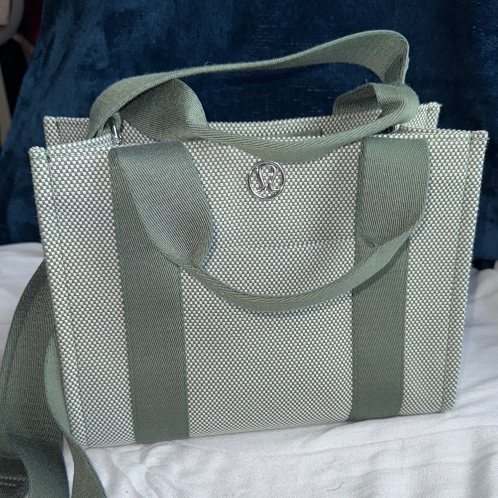 Lululemon Athletica Green Tote Bag with Structured Design